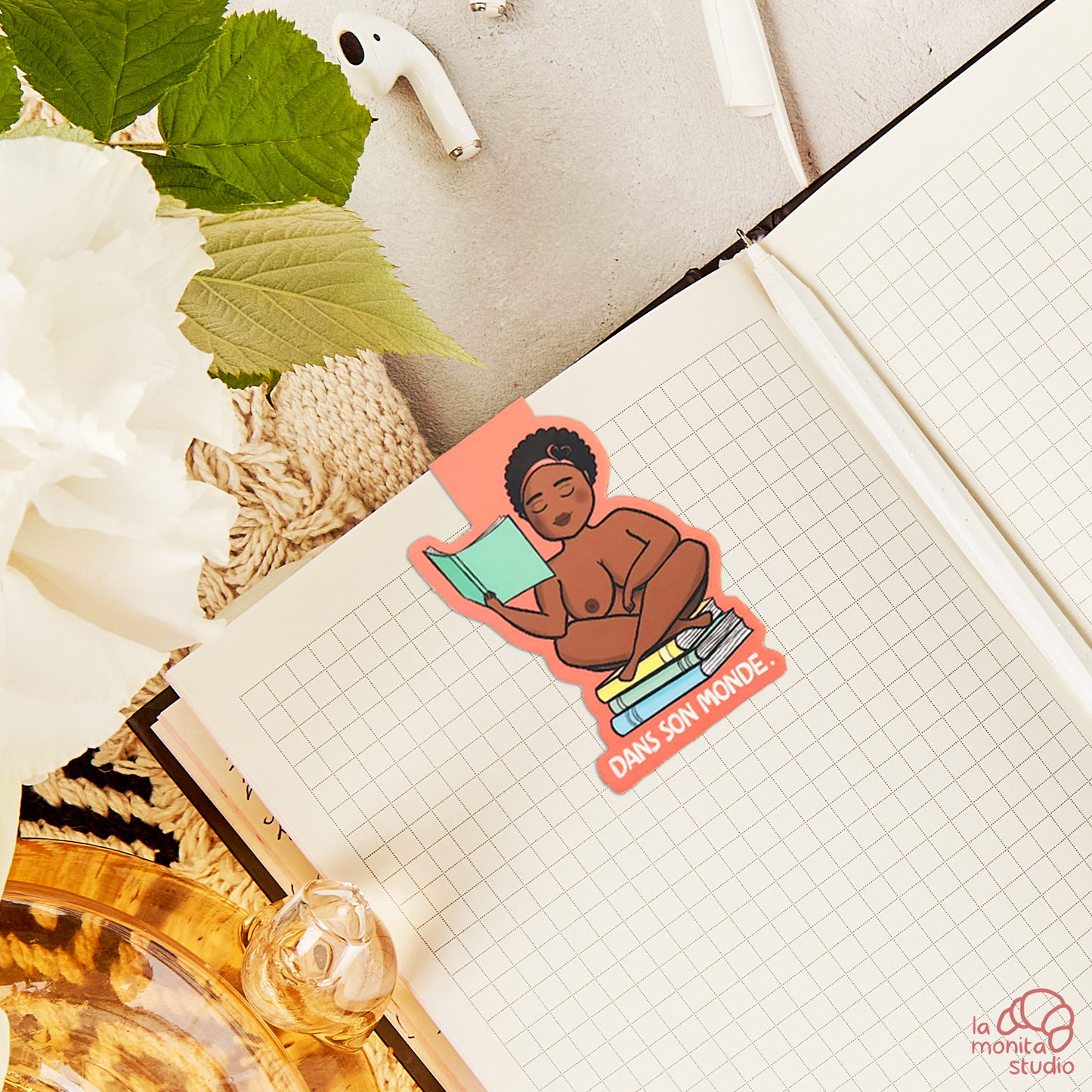 Marque-page magnétique n°4 - Léa "Dans son monde"