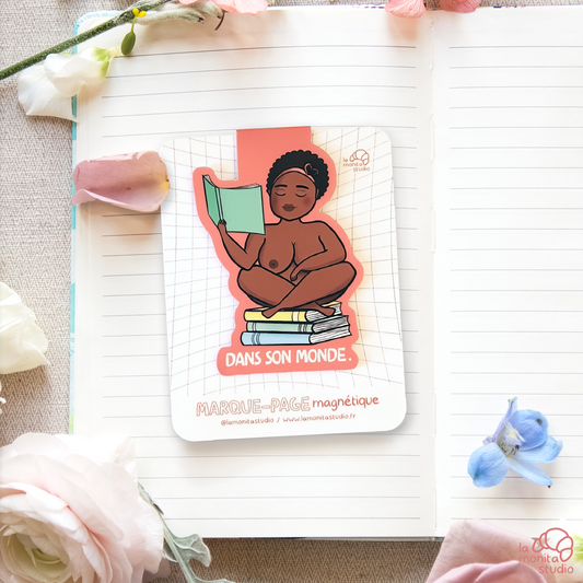 Marque-page magnétique n°4 - Léa "Dans son monde"