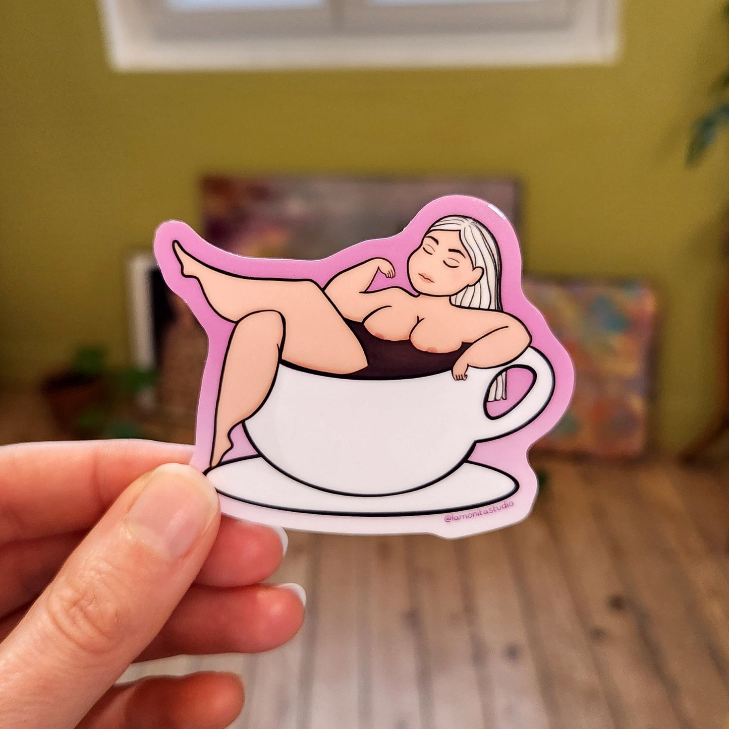 Autocollant n°4 - Chloé dans son café