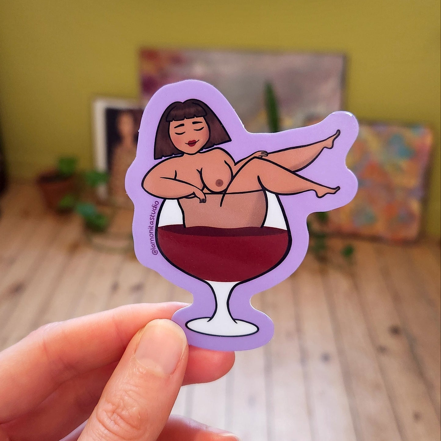 Autocollant n°5 - Clara dans son vin rouge