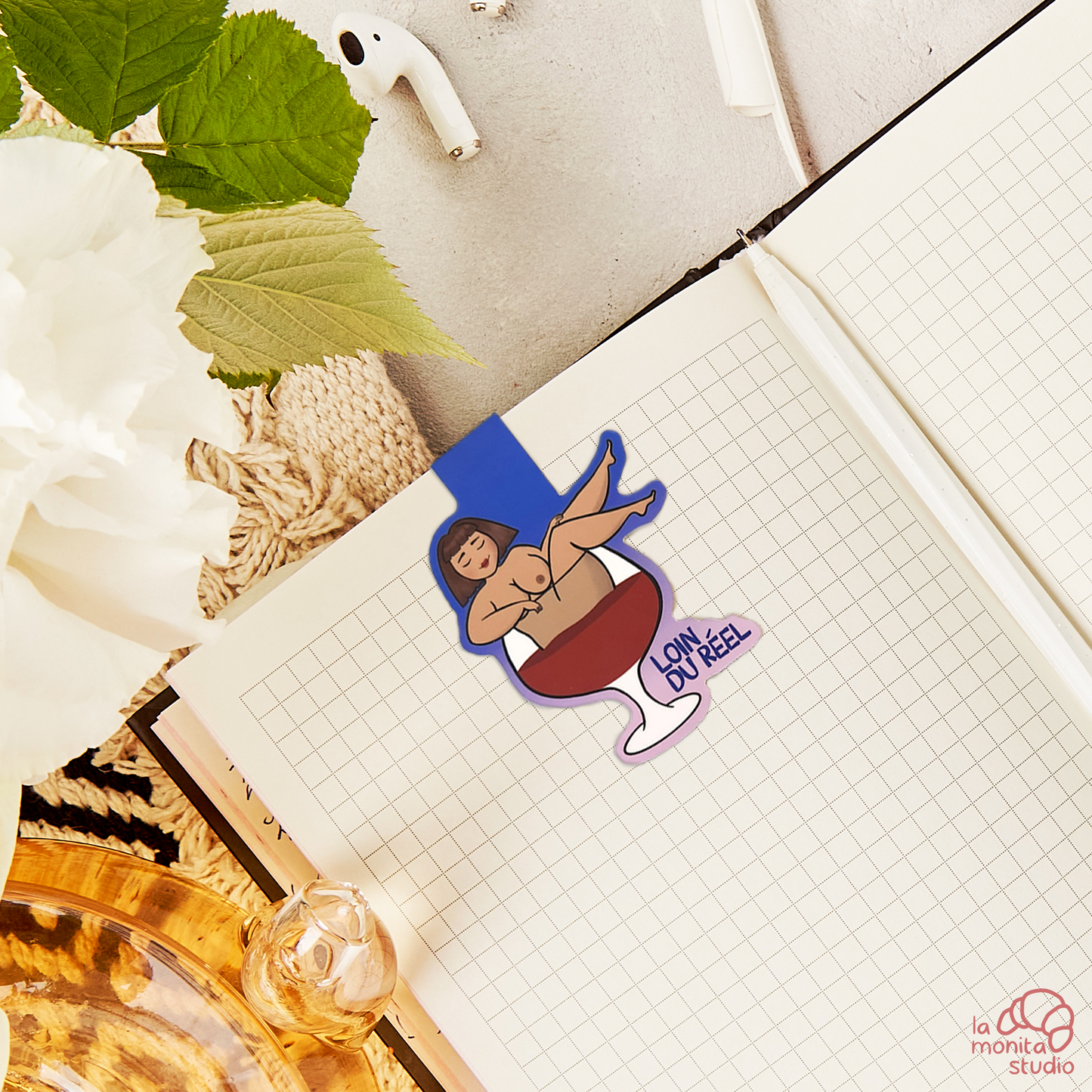 Marque-page magnétique n°3 - Clara "Loin du réel"