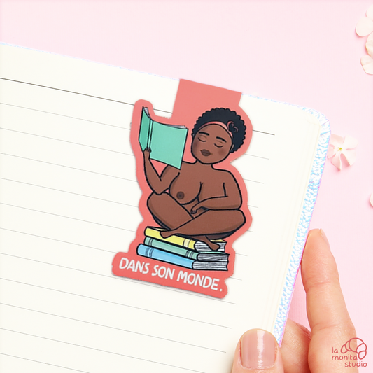 Marque-page magnétique n°4 - Léa "Dans son monde"