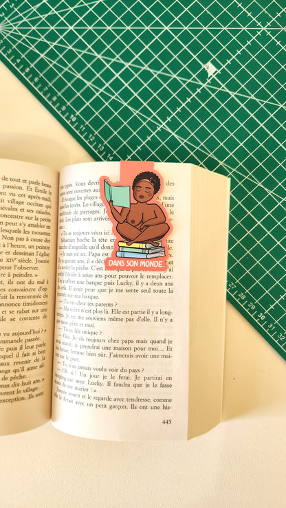 Marque-page magnétique n°4 - Léa "Dans son monde"