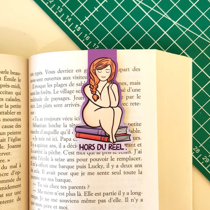 Marcapáginas magnético n°2 – Camille “Fuera de la realidad”